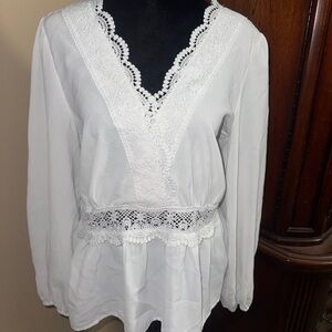 Rose & Grey LOS ANGELES white lace V-neck long sleeve shirt Medium
